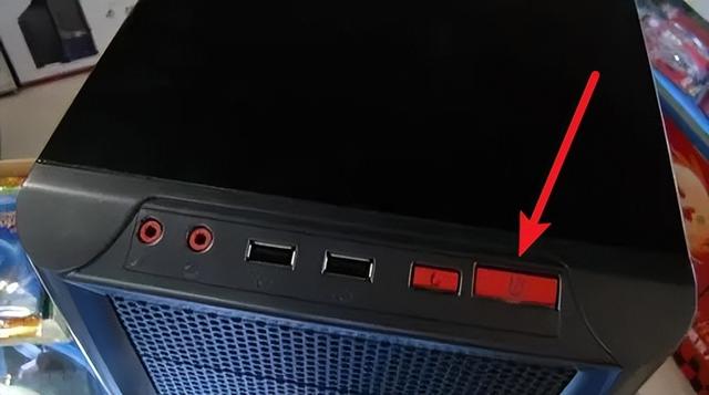 电脑开机黑屏不显示任何东西（为什么电脑开不了机黑屏）