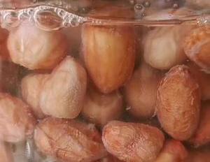 花生米里加2个鸡蛋,居然这么好吃,不炒也不烙,出锅比油条还香