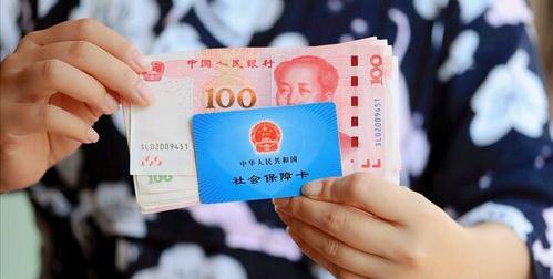 今天去交社保了，但是工作人员告诉我，我28岁，交着个社保不划算，我现在该怎么办，交也不是，不叫也不是。（27岁交社保我好后悔）