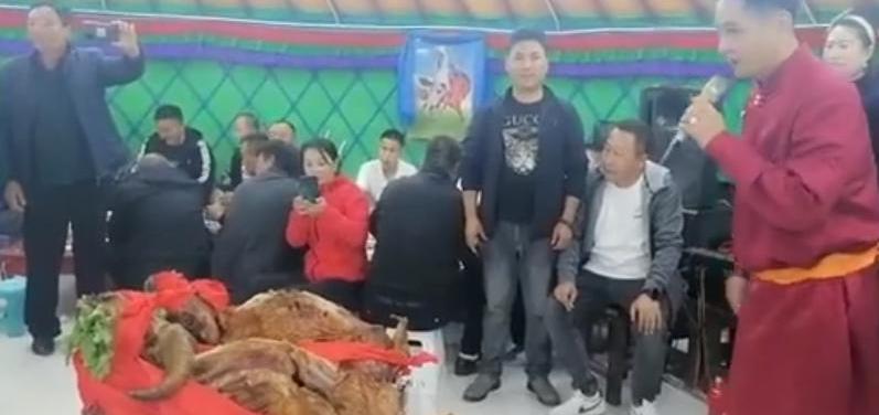 苏炳添吃烤全羊图片_苏炳添吃烤全羊