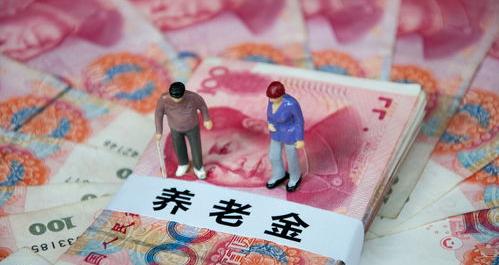 一年交2400退休拿多少？（一年交12000退休拿多少）