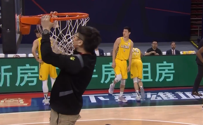 篮筐被扣坏_cba总决赛篮筐坏了