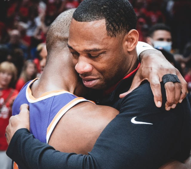 威利格林赛后与保罗相拥而泣英文_威利格林赛后与保罗相拥而泣