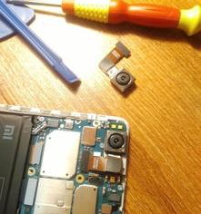 小米手机后盖怎样打开？（小米2后盖怎么打开）