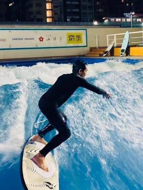 梁朝伟综艺,梁朝伟学冲浪