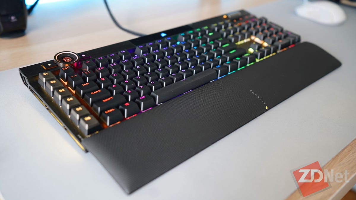 Corsair K100 RGB 键盘评测：速度就是游戏的名称