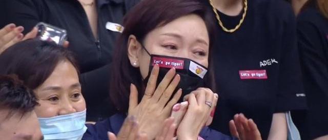 胡明轩妈妈照片杨鸣妈妈照片(胡明轩妈妈照片)