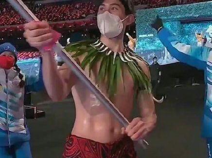 光膀子旗手腹肌没了thue69_光膀子旗手腹肌没了