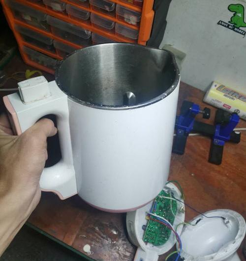 豆浆机不转了值得修吗？（豆浆机电机不转）