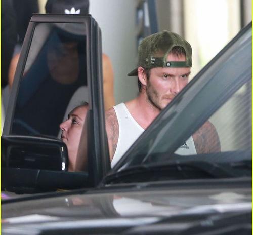 下列哪一种情形不成立累犯?（ ）（累犯）