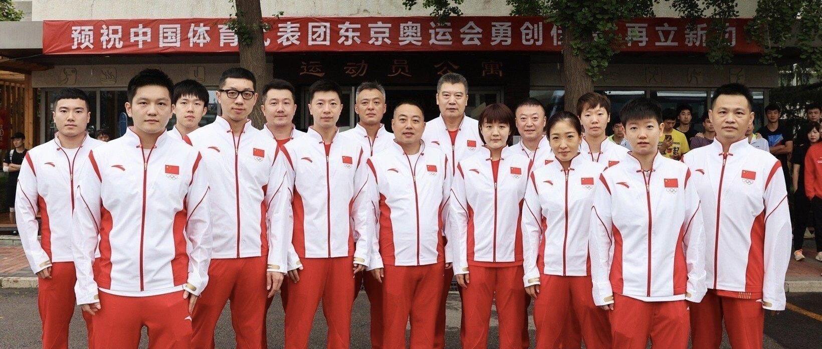 日本网红围堵国乒_日本网红摘口罩与国乒队员强行合影