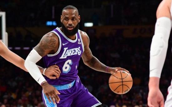 詹姆斯倒地救球_詹姆斯跪地救球