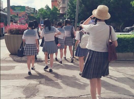 jk少女躺斑马线拍照被碾死_JK少女躺斑马线拍照