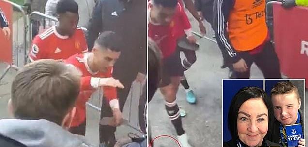 c罗摔手机后续_C罗摔手机