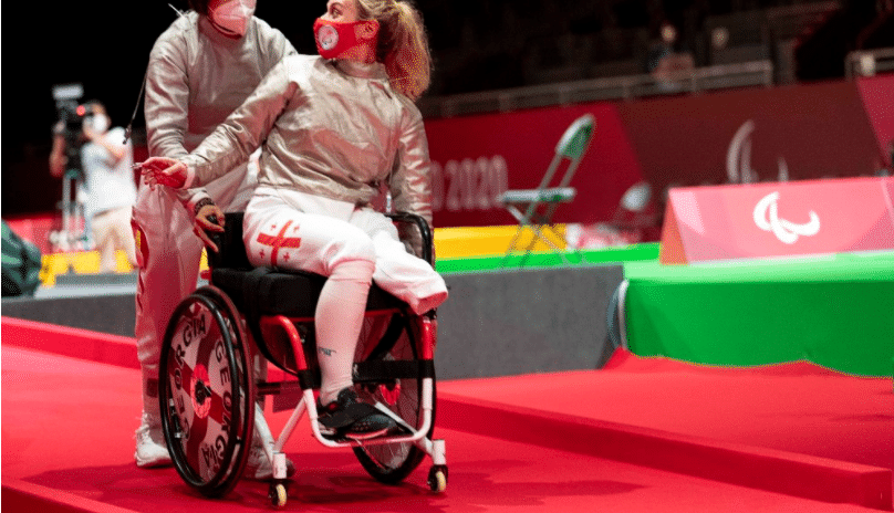 边静残奥会夺冠后帮对手推轮椅一_边静残奥会夺冠后帮对手推轮椅