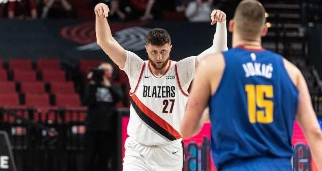 裁判踢了努尔基奇的脚_裁判踢了努尔基奇