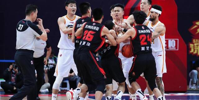 cba赛场球迷激烈冲突_cba赛场爆发激烈冲突