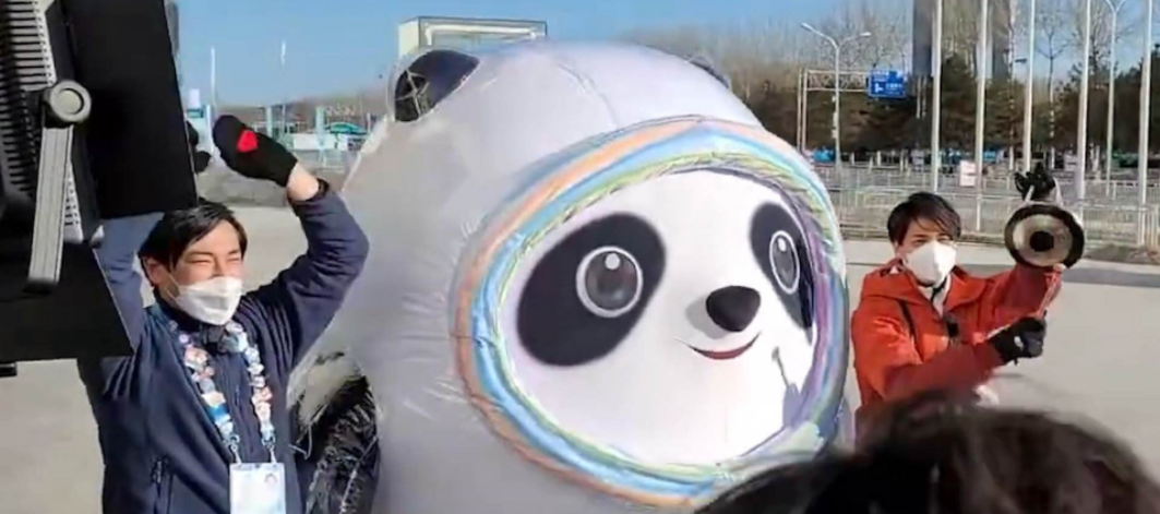 冰墩墩什么时候亮相_义墩墩告别现场冰墩墩惊喜亮相