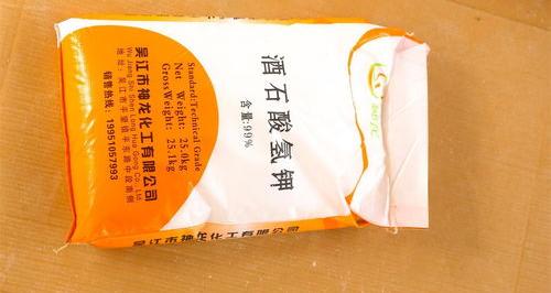 自制葡萄酒里上边漂浮有发亮的晶体状物质，尝着没有什么味道，用手捻好像沙粒状，制作过程中仅仅添加了... 饱和酒石酸氢钾