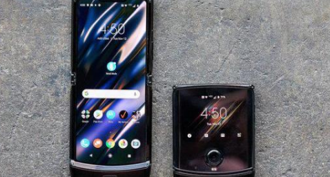 moto正式发布自家研发的第一款折叠手机RAZR